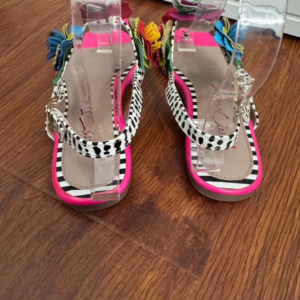 Betsey Johnson BK-Angie‎ Sandals Size 2 Flowers Hot Pink Whimsical Summer Party